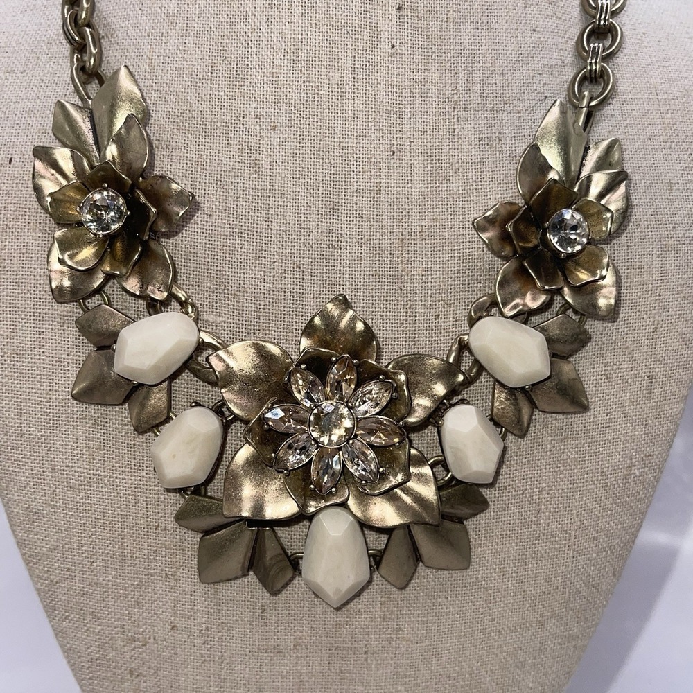 Chloe & Isabel Floral Necklace w/Box‎ Champagne & Ivory Stones Antiqued Brass - Picture 6 of 10